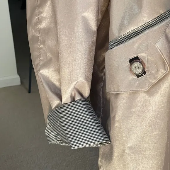 NWT Trench Coat Beige / Gold / Tan Size Large