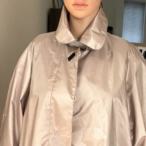 NWT Trench Coat Beige / Gold / Tan Size Large