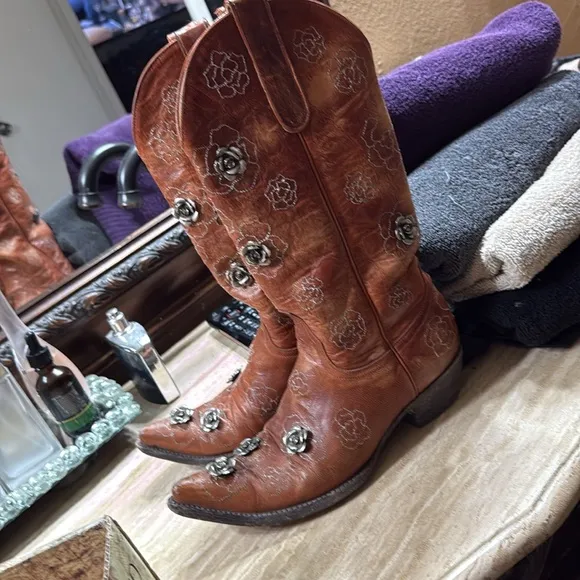 Old Gringo B Vintage Western Charm are missing back flowers please see pictures