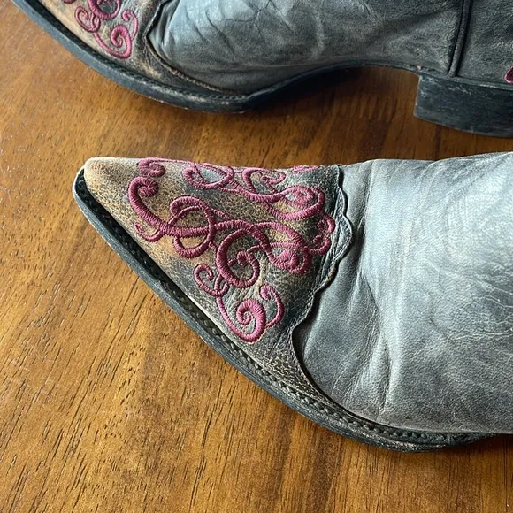 Old Gringo cowgirl boots style L1000, grey boots with purple raised stitching