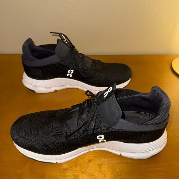 On Cloud Cloudnova 10.5 M Running Black and White Athletic Shoes