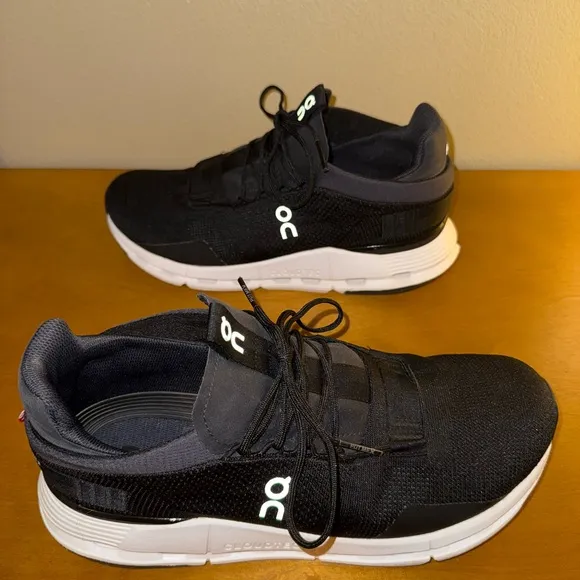 On Cloud Cloudnova 10.5 M Running Black and White Athletic Shoes