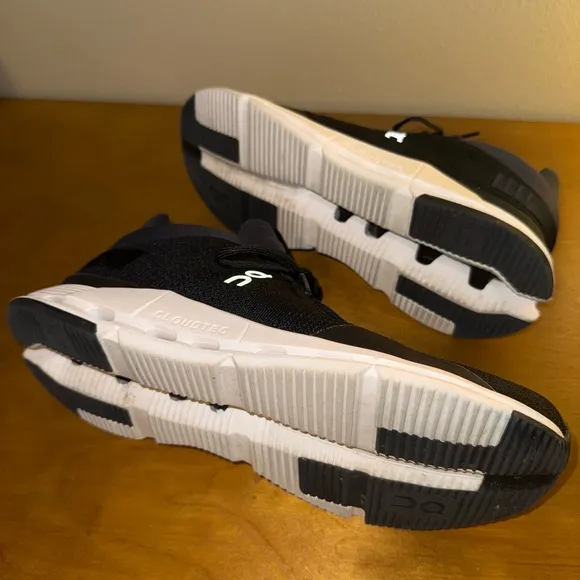On Cloud Cloudnova 10.5 M Running Black and White Athletic Shoes