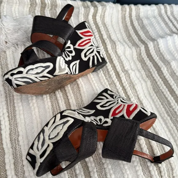 Oscar De La Renta Wedge Sandals Women’s 39 US 9 Embroidered Boho Floral Black