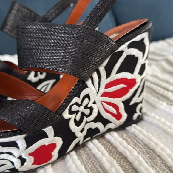 Oscar De La Renta Wedge Sandals Women’s 39 US 9 Embroidered Boho Floral Black
