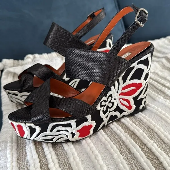 Oscar De La Renta Wedge Sandals Women’s 39 US 9 Embroidered Boho Floral Black