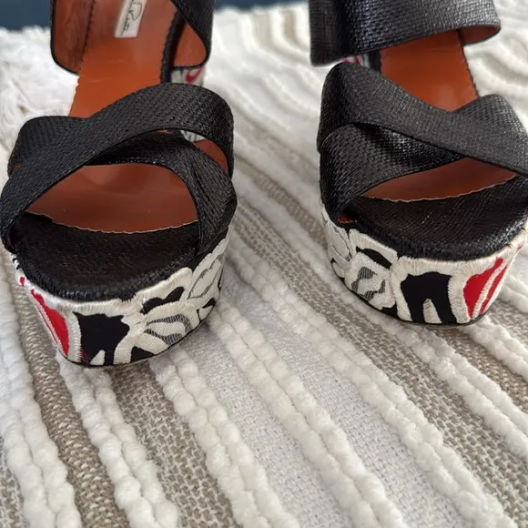 Oscar De La Renta Wedge Sandals Women’s 39 US 9 Embroidered Boho Floral Black