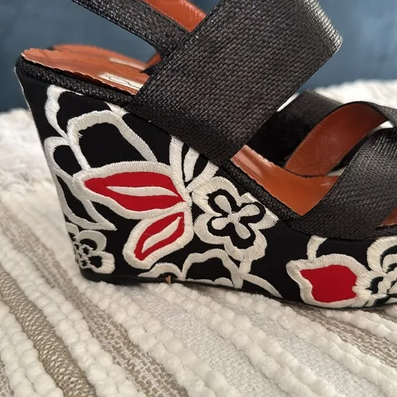 Oscar De La Renta Wedge Sandals Women’s 39 US 9 Embroidered Boho Floral Black