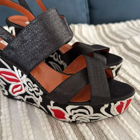 Oscar De La Renta Wedge Sandals Women’s 39 US 9 Embroidered Boho Floral Black