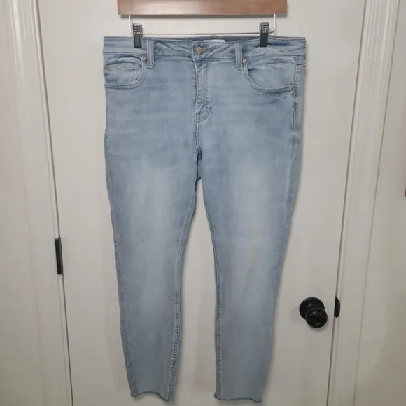 Pistola Arielle Skinny Cropped Scissor Cut Hem Light Wash Jeans Size 31
