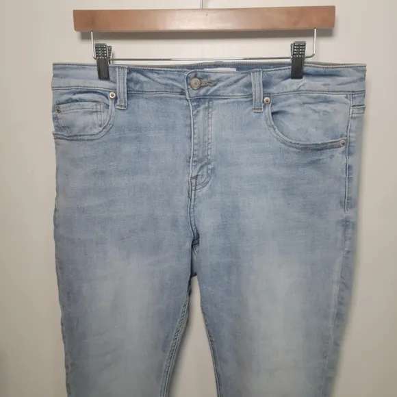 Pistola Arielle Skinny Cropped Scissor Cut Hem Light Wash Jeans Size 31