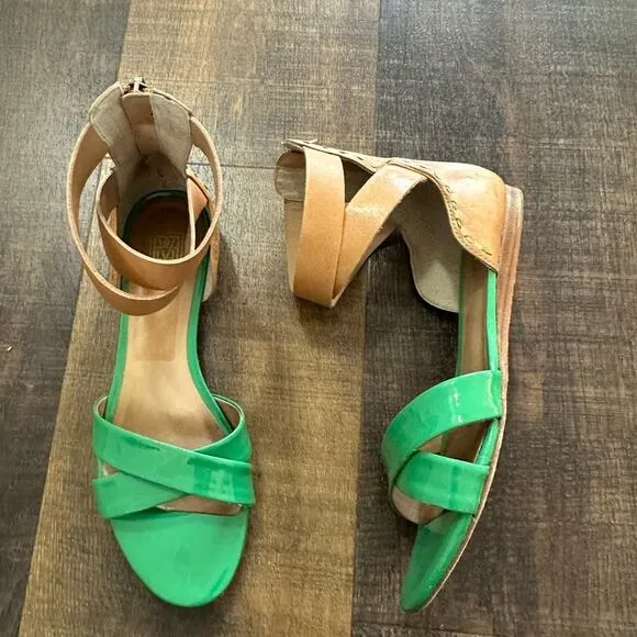 Pour La Victoire Fabia X Band Gladiator Kelly Green Sandals Size 6.5
