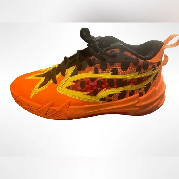Puma flaming hot Cheetos basketball shoes. Men’s 4.5 women’s 6.5.