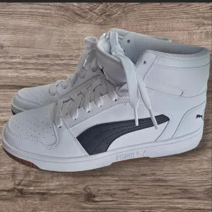 Puma Men's White and Black High-Top Sneakers