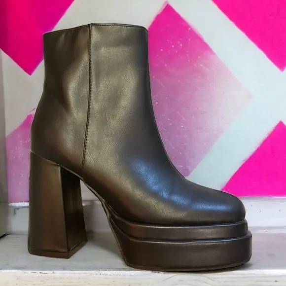 Qupid Babe Black Elevated Zip Up Chunky Heel Platform Moto Boot Ankle Bootie 10