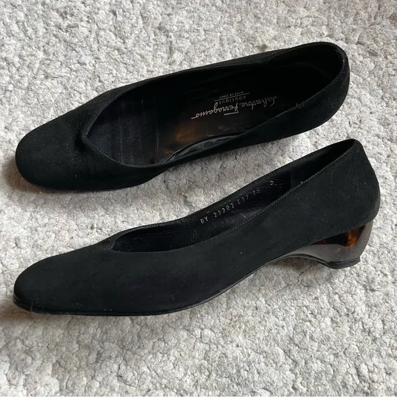 Salvatore Ferragamo Boutique VTG Black Suede Tortoise Shell Resin Kitten Heels