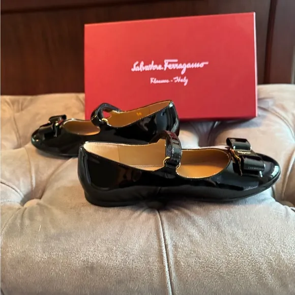 Salvatore Ferragamo Kids/Girls Black Patent  Dress Shoes with Bow