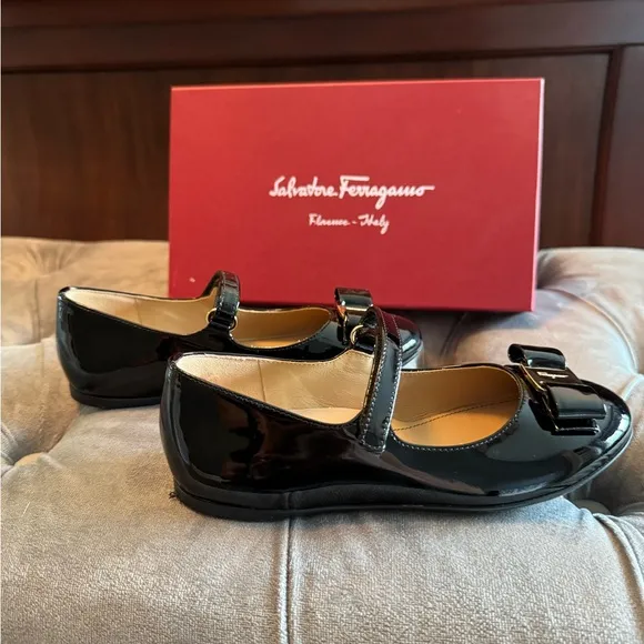 Salvatore Ferragamo Kids/Girls Black Patent  Dress Shoes with Bow