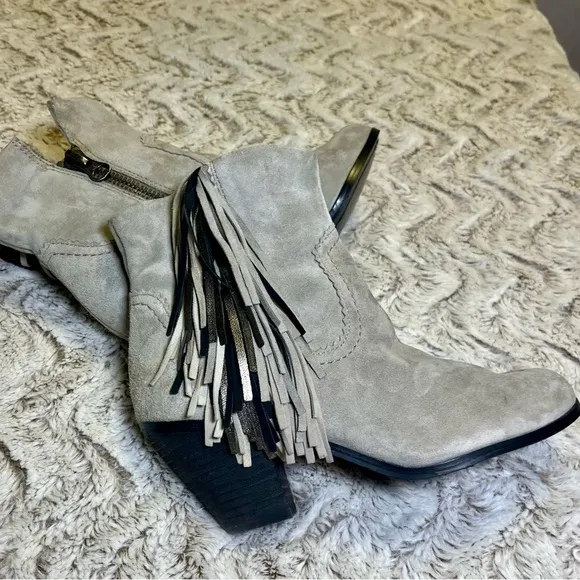 Sam Edelman Light Gray Boho Indie Western Fringe Suede Ankle BootsSize 7