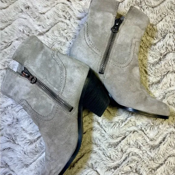 Sam Edelman Light Gray Boho Indie Western Fringe Suede Ankle BootsSize 7