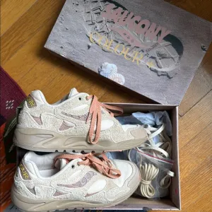Saucony x Colour   Cream and Tan Sneakers with Chunky Sole