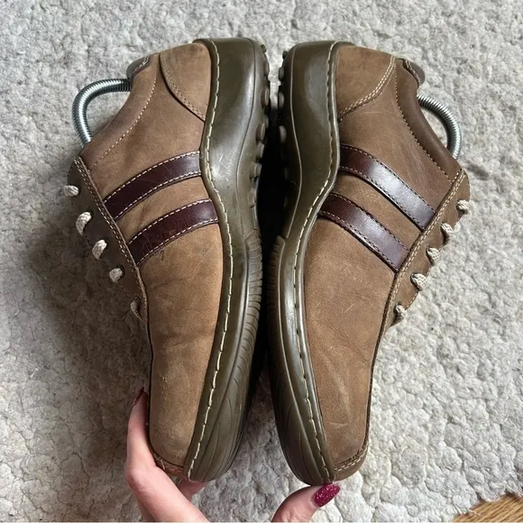 Sketchers: Men's Vintage Tan Brown Suede Lace Up Square Toed Street Sneaker Sz10