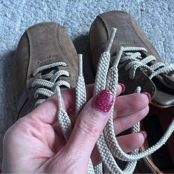 Sketchers: Men's Vintage Tan Brown Suede Lace Up Square Toed Street Sneaker Sz10