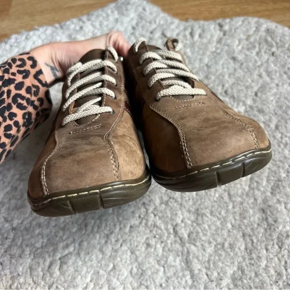 Sketchers: Men's Vintage Tan Brown Suede Lace Up Square Toed Street Sneaker Sz10