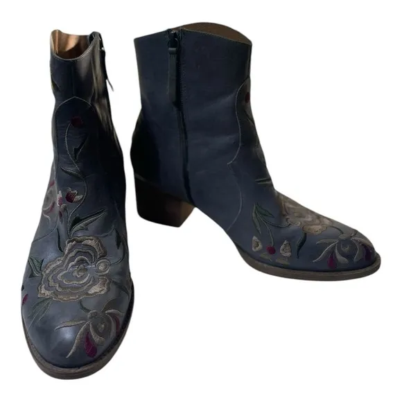 Sofft Women’s Westmont Grey Leather Floral Embroidered Ankle Boots