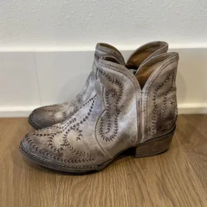 Sterling River 8 Taupe Embroidered Western Cowgirl Boots Booties Distressed Boho