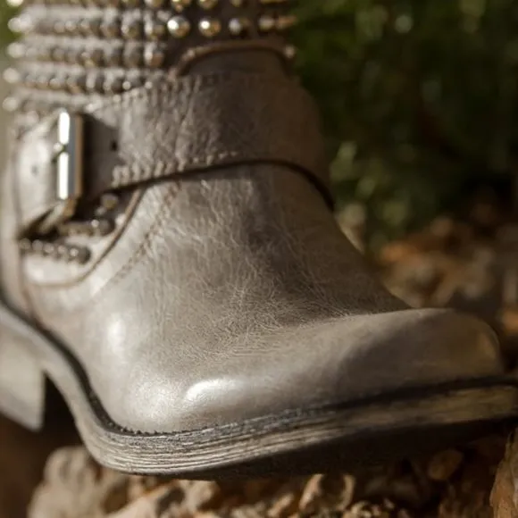 STEVE MADDEN Monicaa Leather Studded Moto Boots Size 7