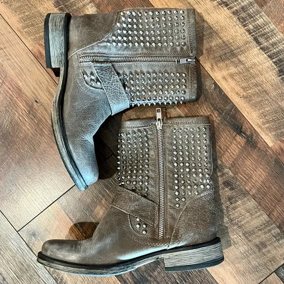 STEVE MADDEN Monicaa Leather Studded Moto Boots Size 7