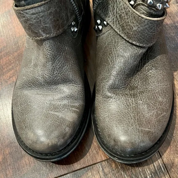 STEVE MADDEN Monicaa Leather Studded Moto Boots Size 7