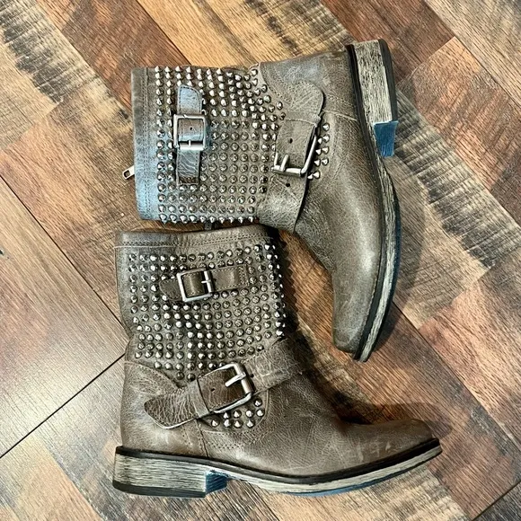 STEVE MADDEN Monicaa Leather Studded Moto Boots Size 7