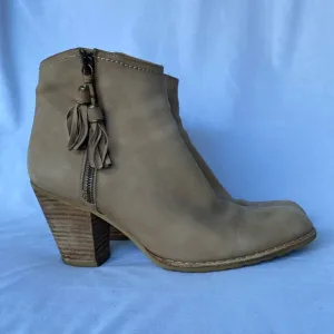 STUART WEITZMAN Prancing tassel ankle boot in tan buttery leather SIZE 7