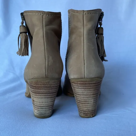 STUART WEITZMAN Prancing tassel ankle boot in tan buttery leather SIZE 7