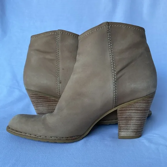 STUART WEITZMAN Prancing tassel ankle boot in tan buttery leather SIZE 7