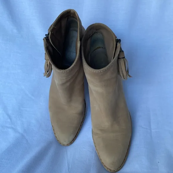 STUART WEITZMAN Prancing tassel ankle boot in tan buttery leather SIZE 7