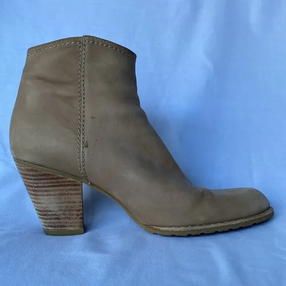 STUART WEITZMAN Prancing tassel ankle boot in tan buttery leather SIZE 7