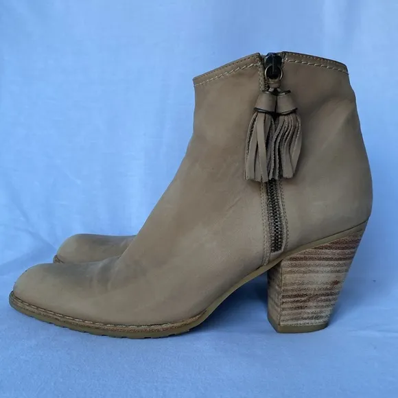 STUART WEITZMAN Prancing tassel ankle boot in tan buttery leather SIZE 7