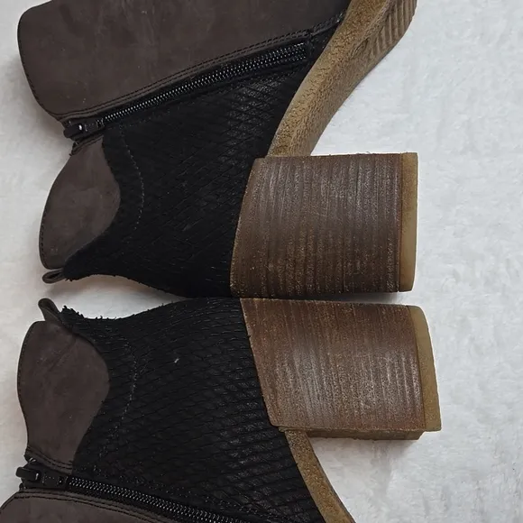 Sundance Cantabria Textured Leather Stacked Heel Boots Brown Women's 9/40