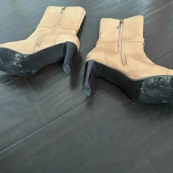 Tan Y2K Leather Heeled Boots  western boho 7M