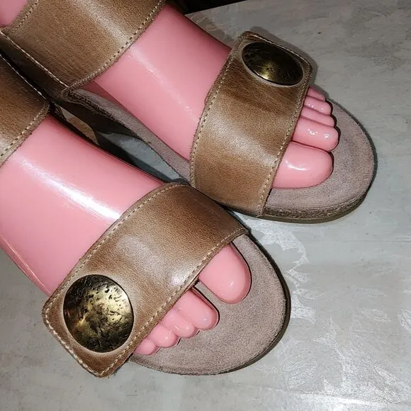 TAOS CAROUSEL NWOT! Sz 6/6.5 Tan Gold Metal Detail Comfort Wedge Boho Sandals