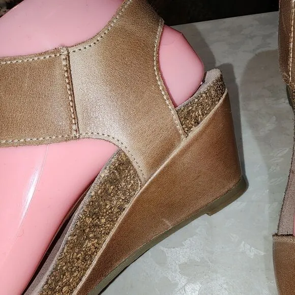 TAOS CAROUSEL NWOT! Sz 6/6.5 Tan Gold Metal Detail Comfort Wedge Boho Sandals