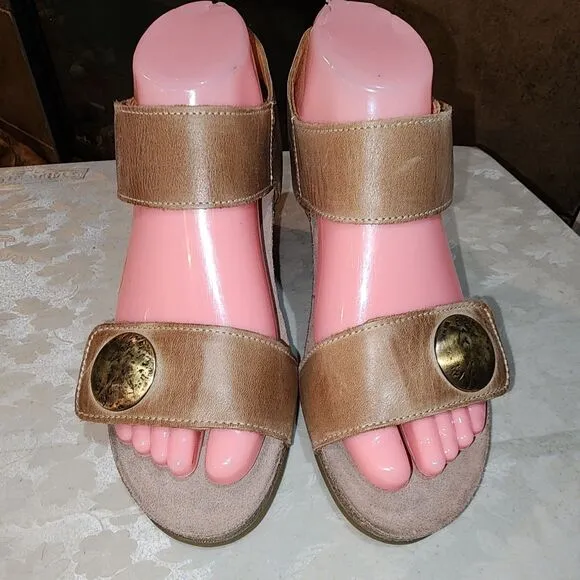 TAOS CAROUSEL NWOT! Sz 6/6.5 Tan Gold Metal Detail Comfort Wedge Boho Sandals