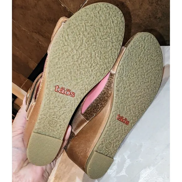 TAOS CAROUSEL NWOT! Sz 6/6.5 Tan Gold Metal Detail Comfort Wedge Boho Sandals