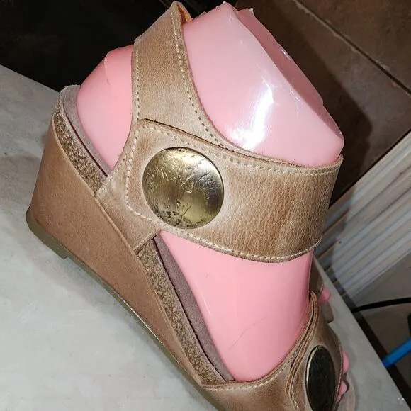 TAOS CAROUSEL NWOT! Sz 6/6.5 Tan Gold Metal Detail Comfort Wedge Boho Sandals