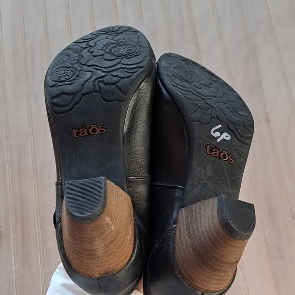 Taos Footwear Angel Comfort Black Leather Mary Janes Heel Pumps Velcro Strap