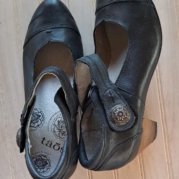 Taos Footwear Angel Comfort Black Leather Mary Janes Heel Pumps Velcro Strap