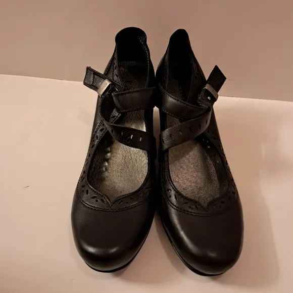 Taos Shoes Women's 39 8/8.5 Black Leather Mary Jane Academia Minimalist Office